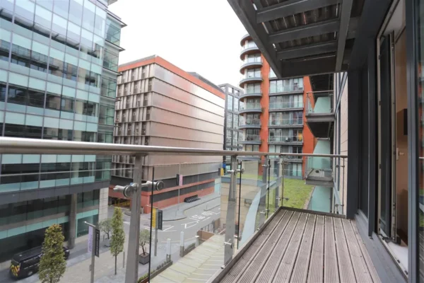 2 Bedroom Flat, M3 Leftbank - Image 11